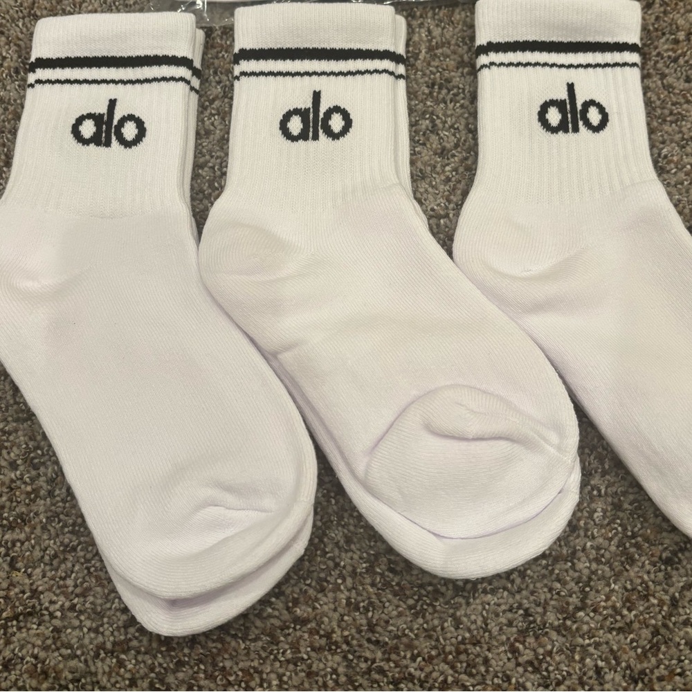 ALO Yoga White throwback half Crew Socks